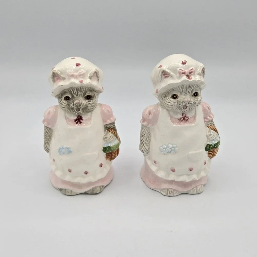 Vtg grey grandma cat ceramic salt and pepper shakers made‎ in Taiwan Vintage